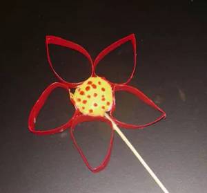 flor con rollos de papel higiénico