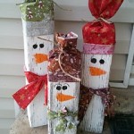 Muñecos de nieve navideños con madera reciclada
