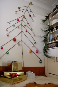 Árbol navideño de pared con palos de madera
