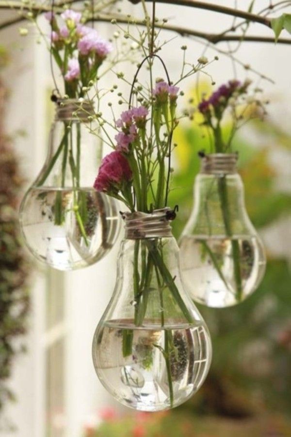 Floreros de cristal con bombillas usadas