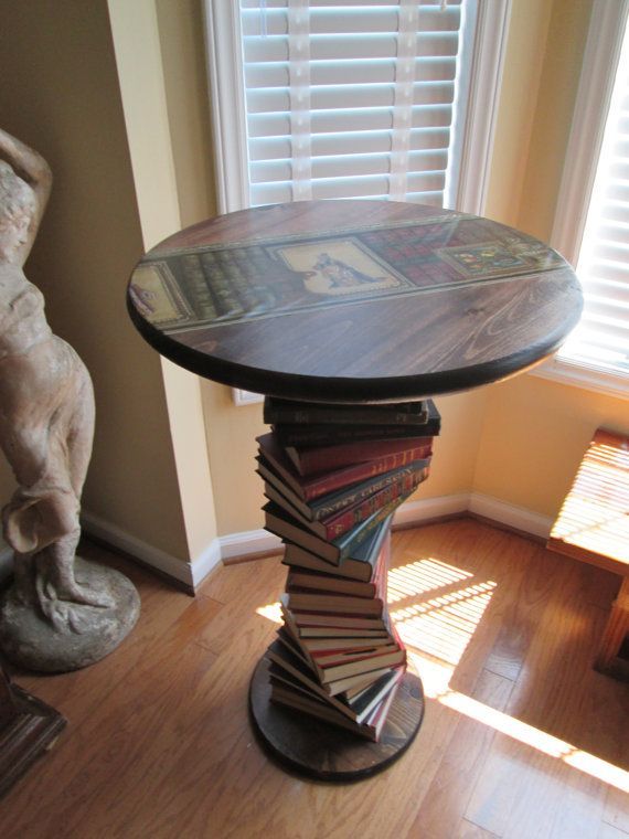 Mesa hecha con libros viejos