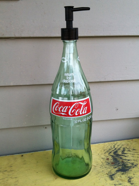 Botella de coca-cola reciclada en dispensador de jabón
