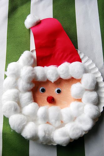 Santa Claus con platos desechables