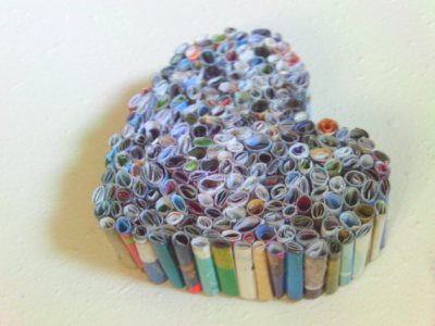 Decoración de corazón con revistas recicladas