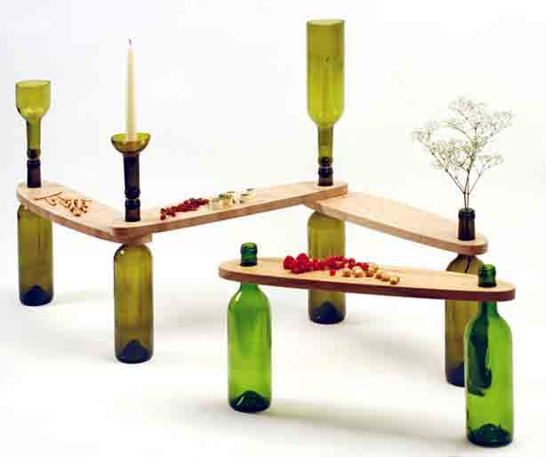 Mesa de madera con botellas de vidrio
