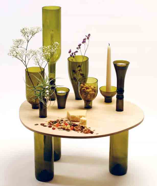 mesa-madera-reutilizada-botellas-vidrio