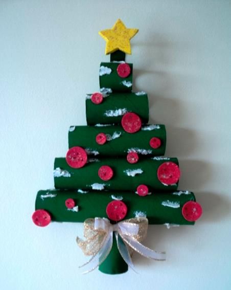 Árbol de Navidad de pared con tubos de cartón