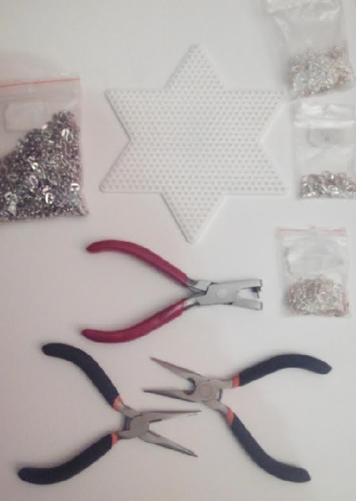 Materiales pendientes y collar de triángulos