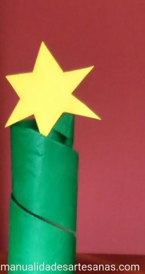 Árbol abstracto de Navidad con tubo de cartón