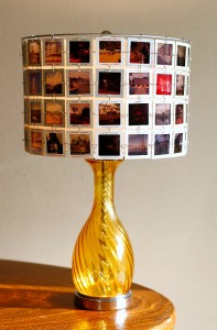 Lámpara con postales de viajes recicladas