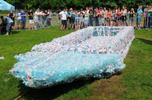 Barca con botellas de plástico