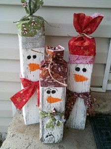 Muñecos de nieve navideños con madera reciclada