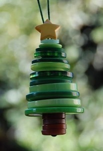 Adorno arbolito de Navidad con botones reciclados