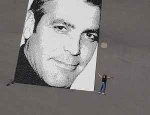 Retrato gigante de George Clooney con nespresso