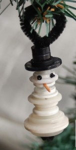 Adorno muñeco de nieve con botones reciclados