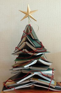 Árbol navideño con libros viejos