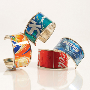 Brazaletes o pulseras con trozos de latas recicladas