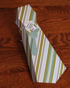 Caja regalo forma de corbata con cartón reciclado