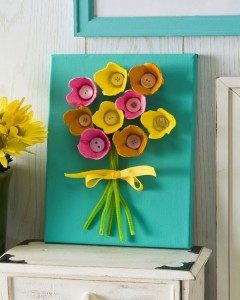 Cuadro con flor de cajas de huevos y botones