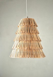 Lámpara clásica hecha con pinzas de madera