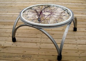 Mesa hecha con bicicleta vieja