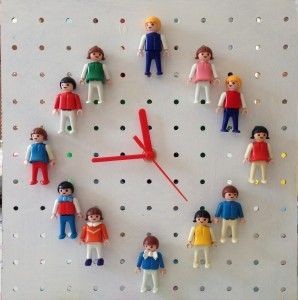 Reloj hecho con muñecos de playmobil