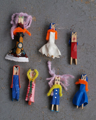 Muñecos pinzas de madera con ropa reciclada