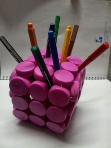 Porta-bolígrafos de tapones de plástico