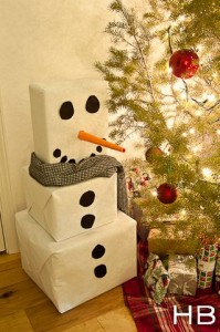 Muñeco de nieve navideño con cajas de cartón