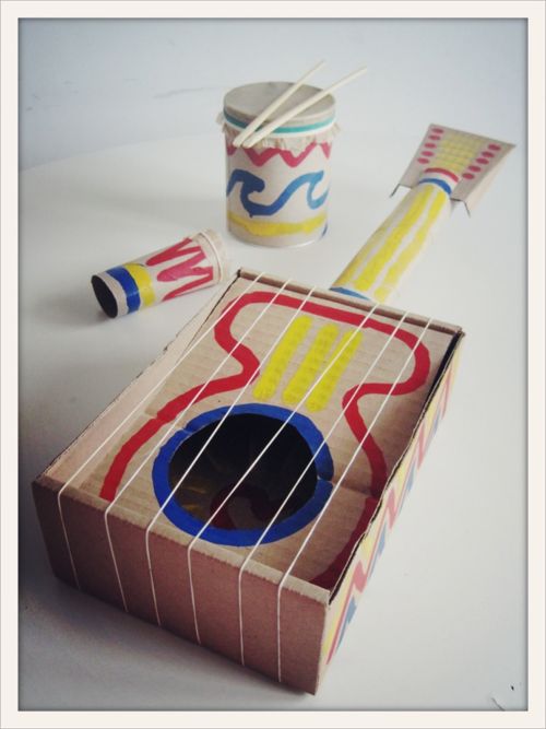 Guitarra con caja de cartón reciclada