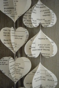 Guirnaldas de corazones con papel de periódico