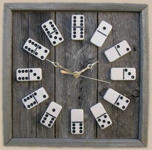 Reloj de pared con fichas de dominó viejo