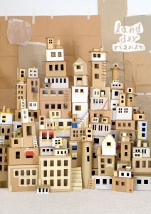 Ciudad pequeña con cajas de cartón
