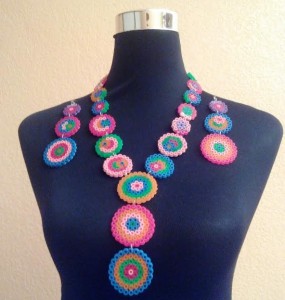 Collar de círculos multicolor con hamabeads