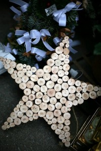 Estrella de Navidad con trozos de tronco de árbol