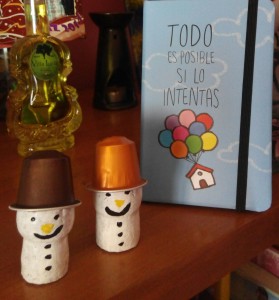 Muñecos de nieve con corchos de champán y nespresso