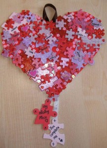 Cuadro forma corazón con piezas de puzzle