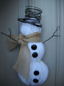 Muñeco de nieve con ovillos de lana