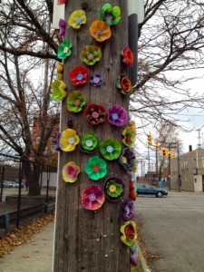 Decoración para árboles con flores de botellas plásticas