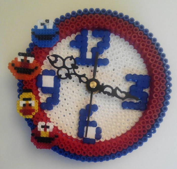 Reloj infantil de barrio sésamo con hama beads