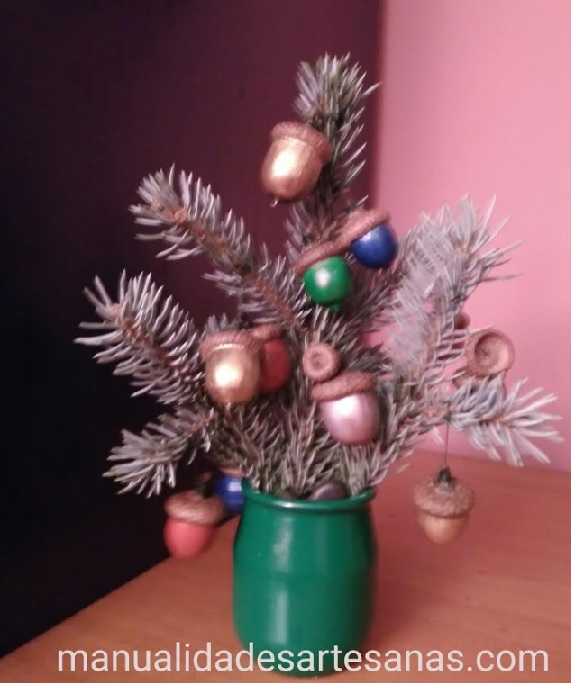 Árbol de Navidad de mesa con bolas navideñas de bellotas de colores