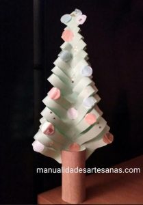 Árbol navideño con tubo de cartón y papel reciclado