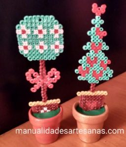 Mini tiestos con adornos de Navidad de hamabeads mini