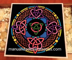 Mándala triqueta símbolo celta pintado
