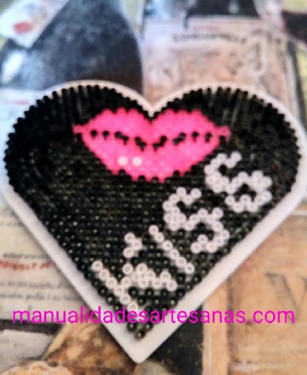 Tablero de corazón de hama beads mini para el día del beso