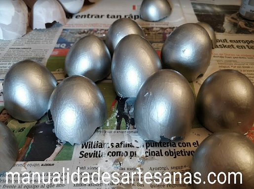 Cáscaras de huevo pintadas en color plata