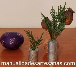 Arboles navideños con corchos de vino y ramas de pino