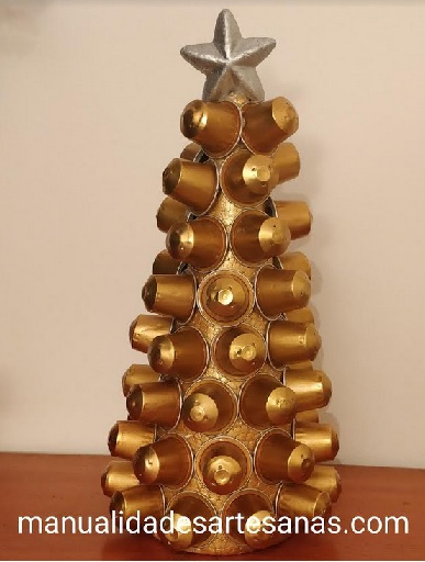 Árbol dorado de Navidad con cápsulas nespresso