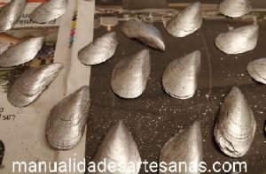Cáscaras de mejillones pintadas color plata