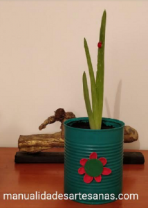 Maceta con lata decorada con flor de cáscaras de pistachos